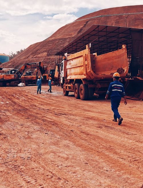Latest company case about Indonesian Coal Mining Challenges? The Ultimate Wear-Resistant Solution for Hitachi EX5600-7 Bucket!