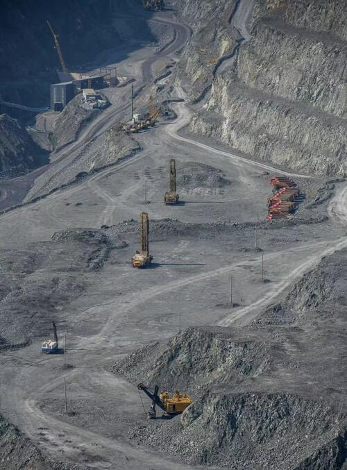 τελευταία εταιρεία περί Uma fábrica de cimento na Nigéria - O revestimento cerâmico Jingcheng ZTA estende a vida útil em 7 vezes para o anel de vento do moinho vertical